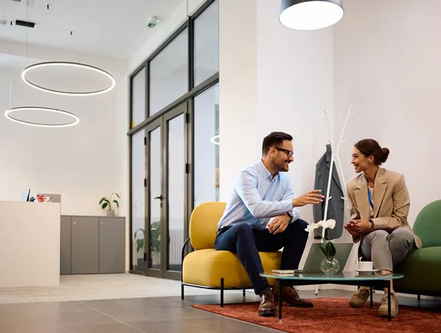 Twee ondernemers in gesprek in een moderne kantoorruimte